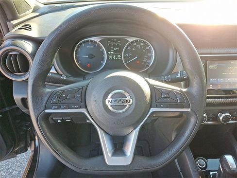 Used 2020 Nissan Kicks S image 18