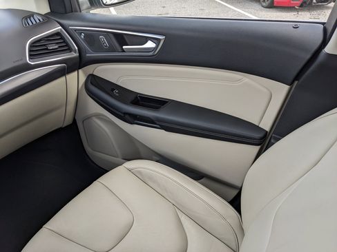 Used 2019 Ford Edge Titanium image 21