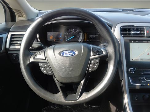 Used 2018 Ford Fusion SE w/ Fusion SE Technology Package image 9