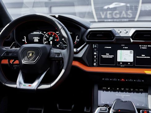 Used 2025 Lamborghini Urus SE image 56