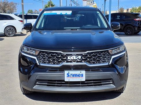Used 2023 Kia Sorento LX image 2