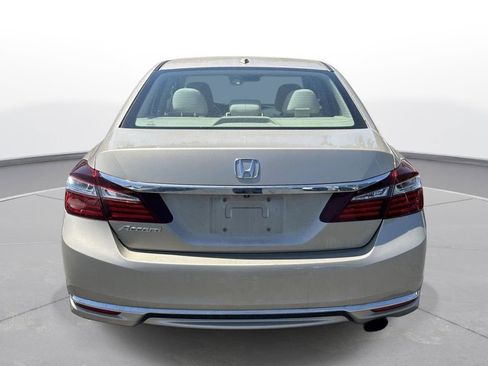 Used 2017 Honda Accord EX image 7