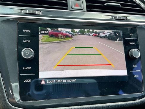 Used 2023 Volkswagen Tiguan SE w/ Panoramic Sunroof Package FWD image 25