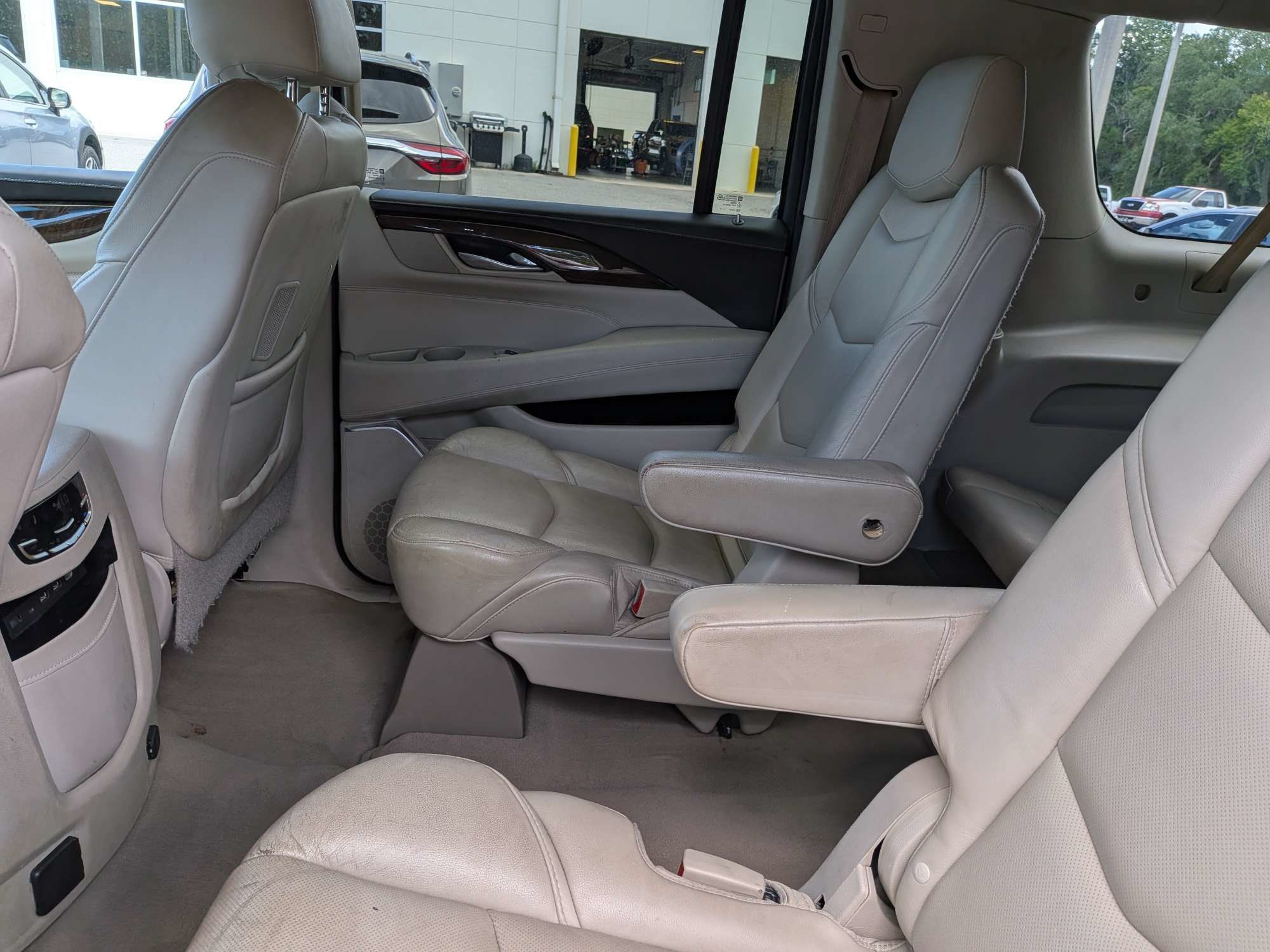 Used 2018 Cadillac Escalade ESV Luxury RWD image 17