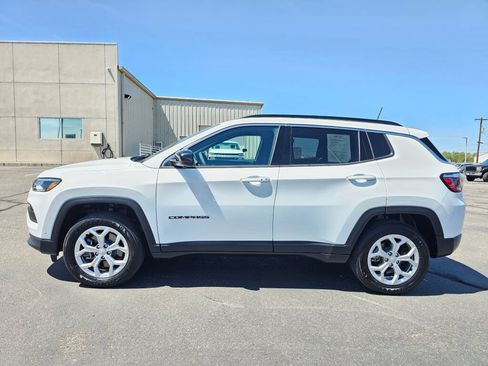 Used 2024 Jeep Compass Latitude w/ Convenience Group AWD/4WD image 3