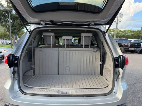 Used 2017 Toyota Highlander LE FWD image 15