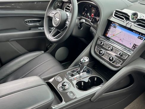 Used 2022 Bentley Bentayga image 2