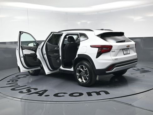 Certified 2025 Chevrolet Trax LT w/ Driver Confidence Package image 27