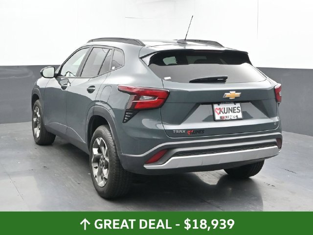 Used 2025 Chevrolet Trax LT FWD image 12