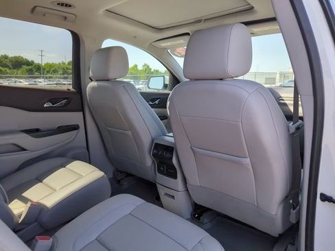 Used 2021 GMC Acadia SLT w/ Technology Package AWD/4WD image 19