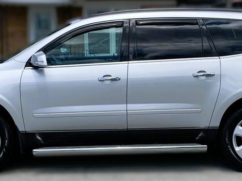 Used 2017 Chevrolet Traverse LT w/ Style and Technology Package FWD image 2