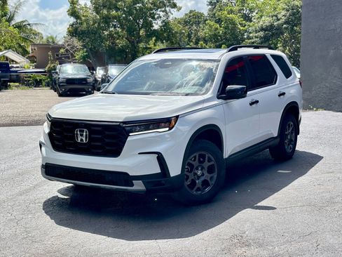 Used 2025 Honda Pilot TrailSport image 3