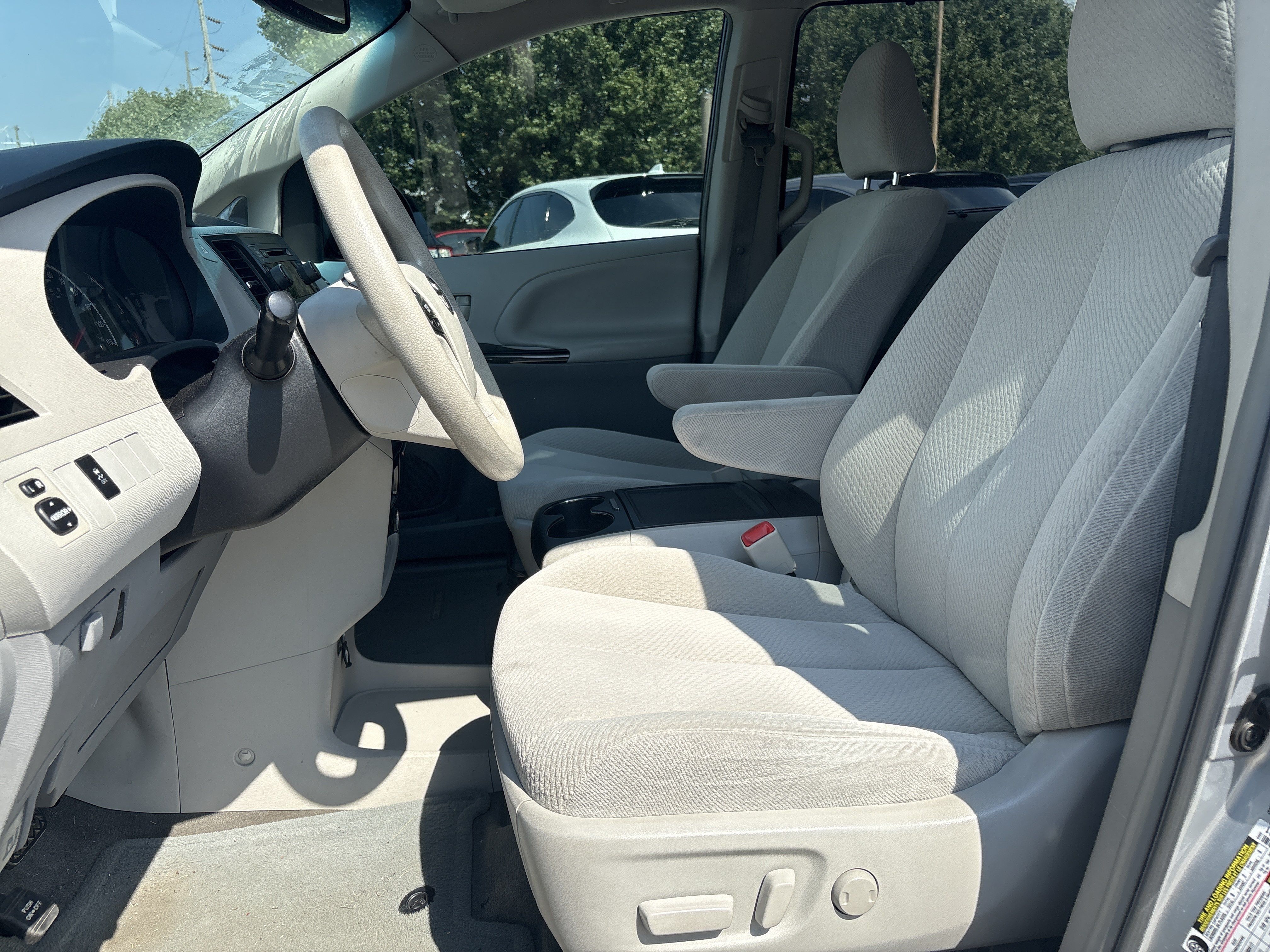 Used 2014 Toyota Sienna LE FWD image 5