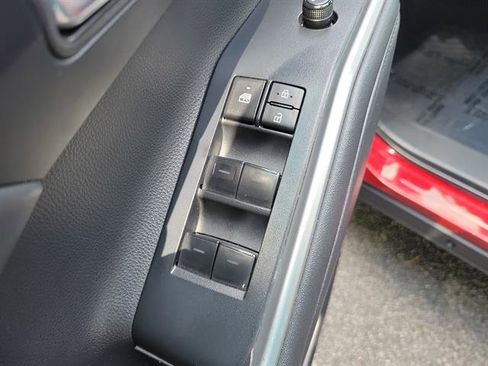 Used 2023 Toyota Highlander L image 8