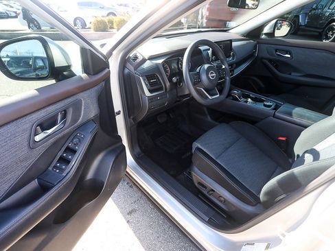 Used 2023 Nissan Rogue SV image 10