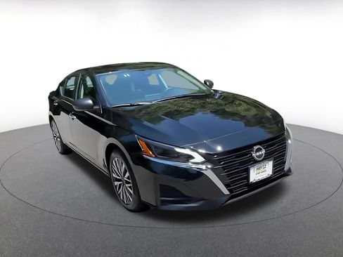Used 2025 Nissan Altima 2.5 SV FWD image 8
