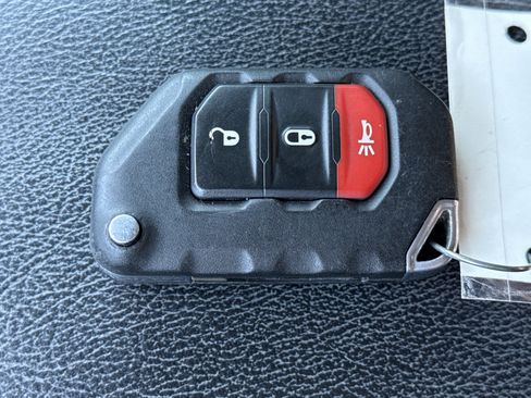 Used 2018 Jeep Wrangler Unlimited Sahara AWD/4WD image 35