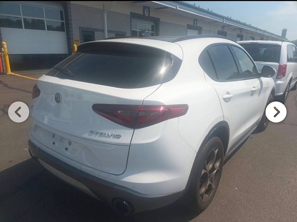 Used 2023 Alfa Romeo Stelvio Ti AWD/4WD image 3