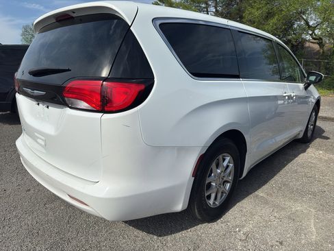 Used 2023 Chrysler Voyager LX image 3