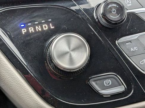 Used 2024 Chrysler Pacifica Touring-L image 14