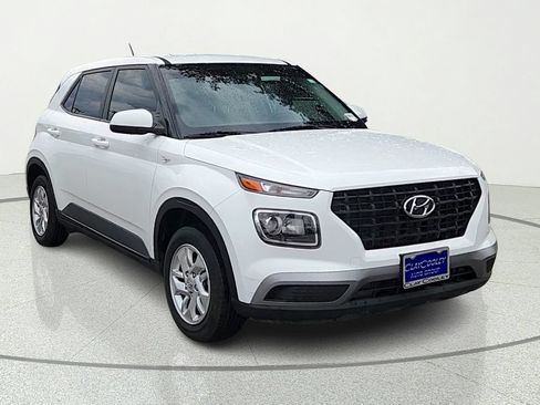 Certified 2025 Hyundai Venue SE FWD image 1