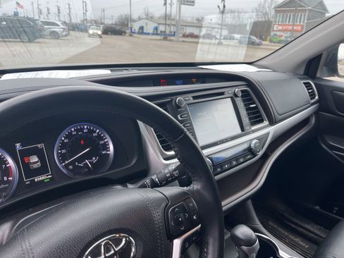 Used 2018 Toyota Highlander XLE image 12