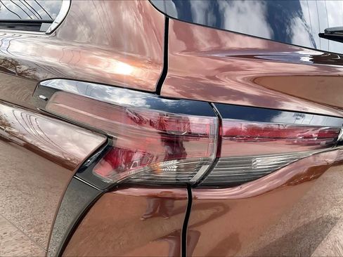 Used 2024 Toyota Sienna LE image 28