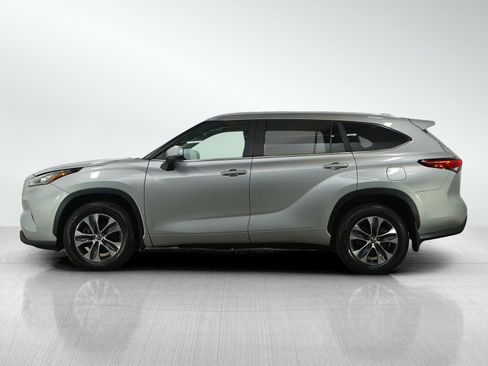 Used 2023 Toyota Highlander XLE image 2