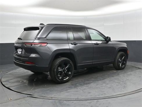 New 2025 Jeep Grand Cherokee Altitude image 4