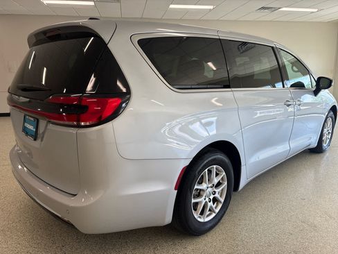 Used 2024 Chrysler Pacifica Touring-L FWD image 5