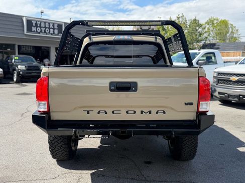 Used 2020 Toyota Tacoma TRD Off-Road w/ Technology Package AWD/4WD image 11
