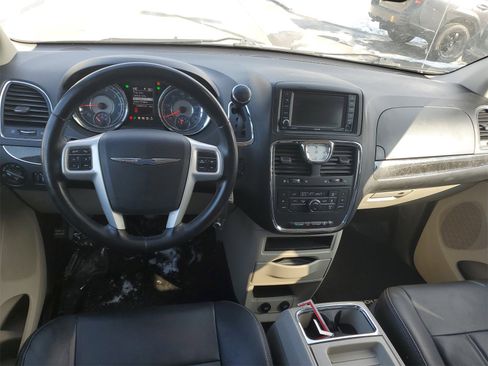 Used 2016 Chrysler Town & Country Touring image 9