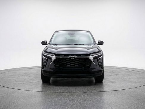 Used 2025 Chevrolet Trax LT image 2