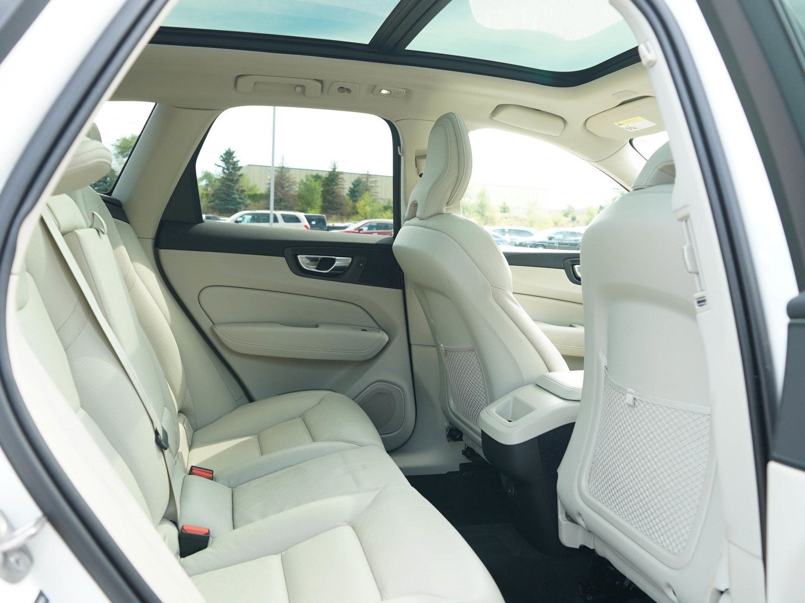 Used 2022 Volvo XC60 B5 Momentum AWD/4WD image 14