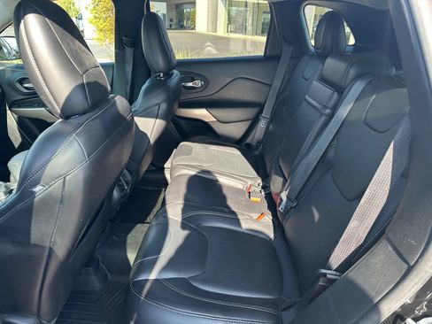 Used 2017 Jeep Cherokee High Altitude w/ Luxury Group AWD/4WD image 5