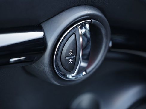 Used 2019 MINI Cooper 2-Door Hardtop w/ Storage Package image 15