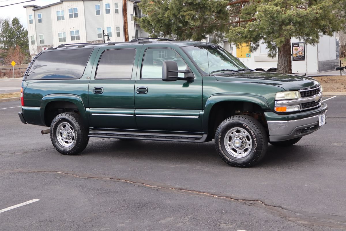 Used 2002 Chevrolet Suburban 2500 LT AWD/4WD image 2