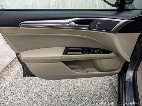 Certified 2018 Ford Fusion SE w/ Fusion SE Technology Package FWD image 18