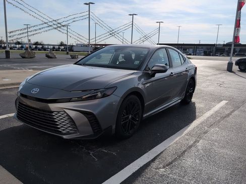 Used 2025 Toyota Camry SE image 4