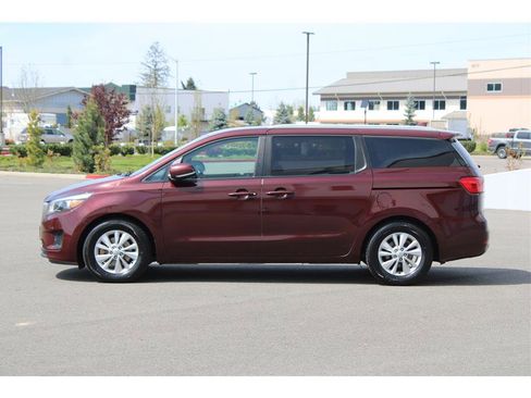 Used 2017 Kia Sedona LX w/ LX Essentials Premium Package FWD image 2