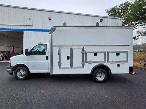 Used 2022 Chevrolet Express 3500 w/ Power Convenience Package RWD image 2