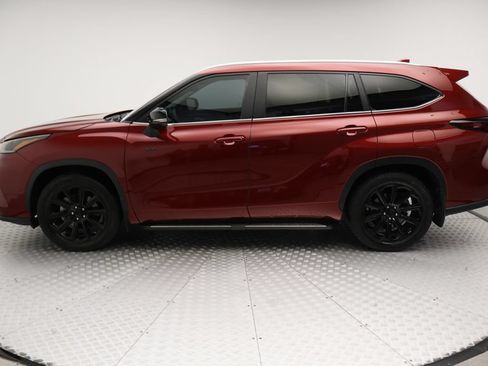 Used 2024 Toyota Highlander XLE FWD image 12