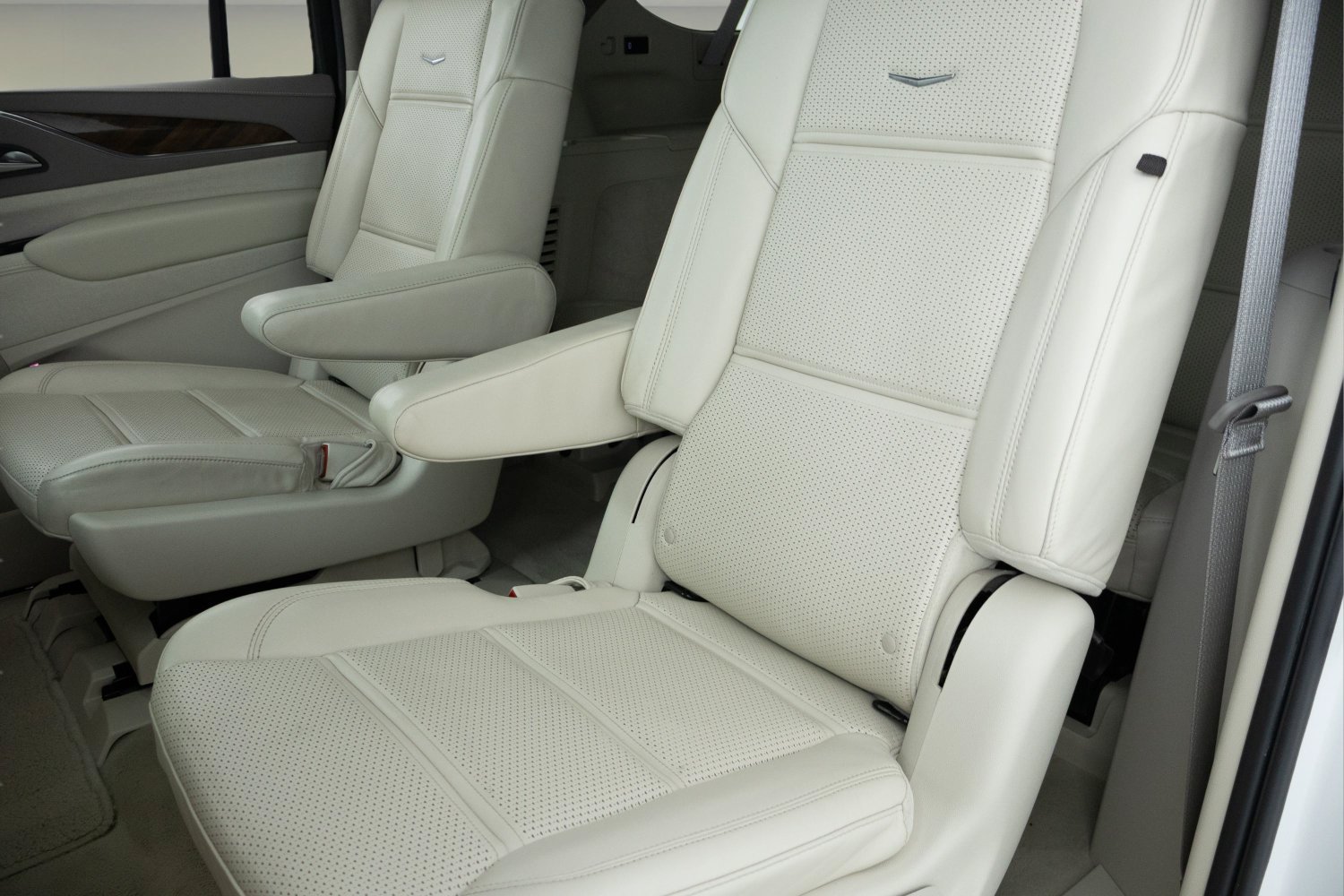 Used 2024 Cadillac Escalade ESV Sport Platinum w/ Heavy-Duty Trailer Package AWD/4WD image 28