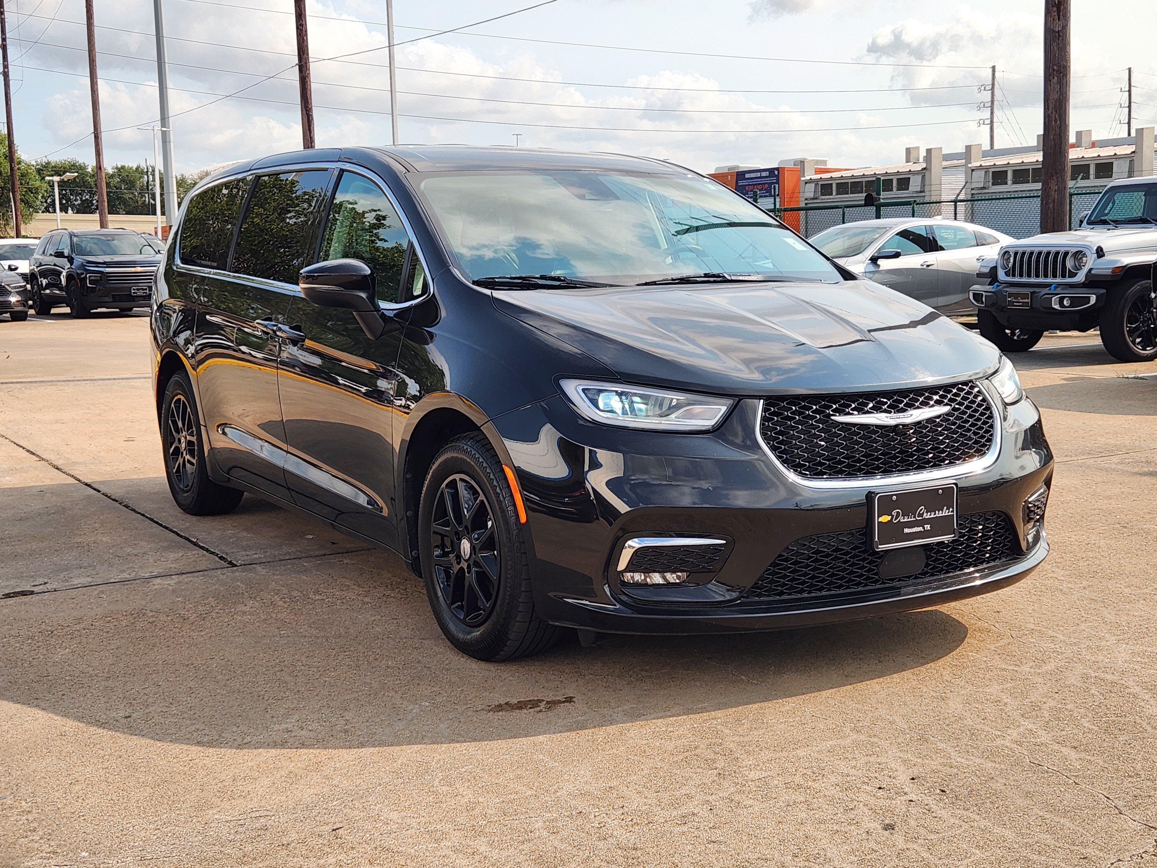 Used 2023 Chrysler Pacifica Touring-L FWD image 4