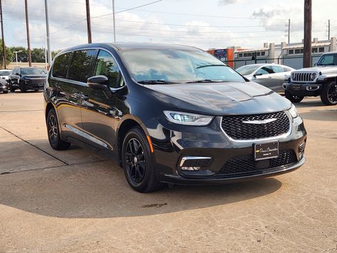 Used 2023 Chrysler Pacifica Touring-L FWD image 4