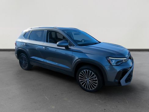 Certified 2025 Volkswagen Taos SE w/ Panoramic Sunroof Package image 7