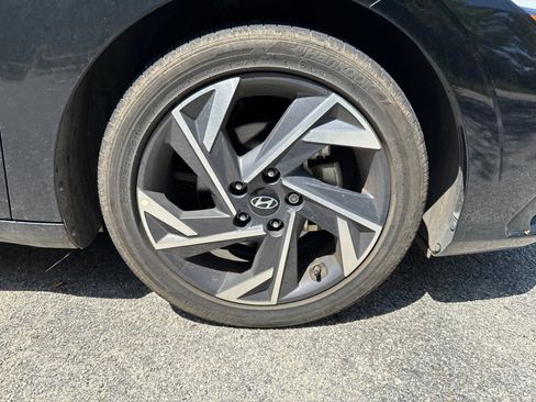 Certified 2025 Hyundai Elantra Limited FWD image 11