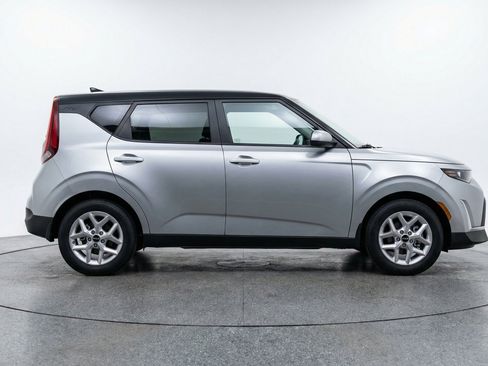 Used 2025 Kia Soul LX w/ LX Technology Package FWD image 11