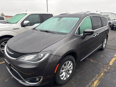 Used 2019 Chrysler Pacifica Touring-L image 1