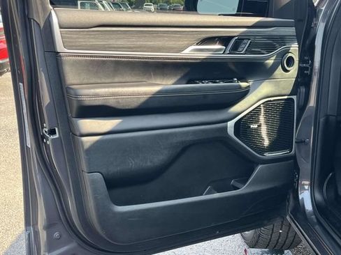 Used 2023 Jeep Wagoneer L Series III w/ Premium Group I AWD/4WD image 15